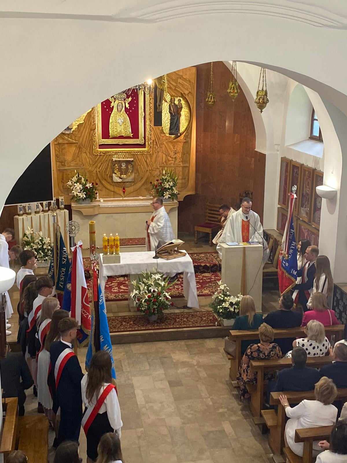 Zdjęcie Zakończenie roku 2024 - kościół (8)5b1567c7-f9c1-4201-9f0b-458cc056d758.jpg w galerii Uroczystość zakończenia roku szkolnego 2023/2024
